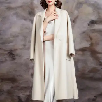 Mid-lungime haina caracteristici un clasic plin cardigan de design, cu o centura slim fit și lady stil.